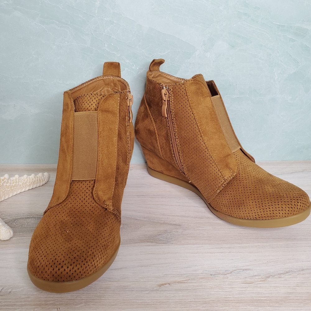New! Sporty Tan Pinhole Wedges Bootie - Picture 6 of 6